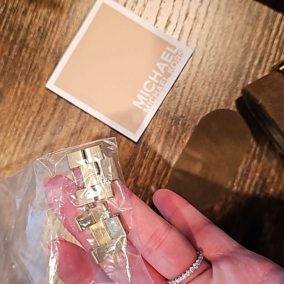 Michael Kors Gold Logo watch - Picture 6 of 9